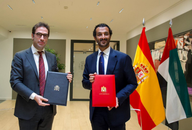 El ministro de Economía, Comercio y Empresa, Carlos Cuerpo, junto al ministro de Economía de EAU, Abdulla Bin Touq Al Marri.