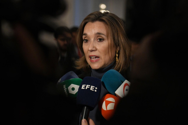 Archivo - La secretaria del PP, Cuca Gamarra, atiende a los medios a su llegada a un desayuno informativo de Nueva Economía Fórum, a 4 de marzo de 2025, en Madrid (España).