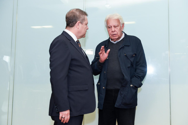 Archivo - El presidente de Castilla-La Mancha, Emiliano García-Page, y el expresidente del Gobierno Felipe González.