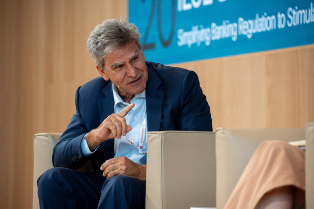 El vicepresidente y miembro del consejo del Grupo Santander, José Antonio Álvarez Álvarez, durante la segunda jornada del Encuentro del Sector Bancario, organizado por IESE, en el Edificio Executive del IESE Madrid, a 4 de junio de 2025, en Madrid (España
