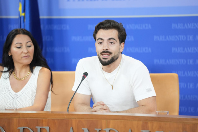 Los parlamentarios de Por Andalucía Alejandra Durán y José Manuel Gómez (Podemos), en rueda de prensa en el Parlamento andaluz.