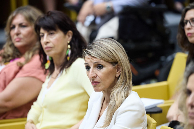 La ministra de Igualdad, Ana Redondo,   la vicepresidenta segunda y ministra de Trabajo y Economía Social, Yolanda Díaz, durante la clausura del acto “Un futuro con empleos dignos: Estrategia para la población gitana 2025–2028”