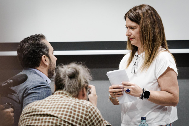 El empresario Víctor de Aldama y la exmilitante socialista Leire Díez, durante una rueda de prensa en el Hotel Novotel, a 4 de junio de 2025, en Madrid  (España).