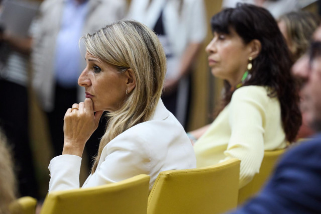 La ministra de Igualdad, Ana Redondo, vicepresidenta segunda y ministra de Trabajo, Yolanda Díaz, durante la clausura del acto “Un futuro con empleos dignos: Estrategia para la población gitana 2025–2028”, a 4 de junio de 2025, en Madrid (España).
