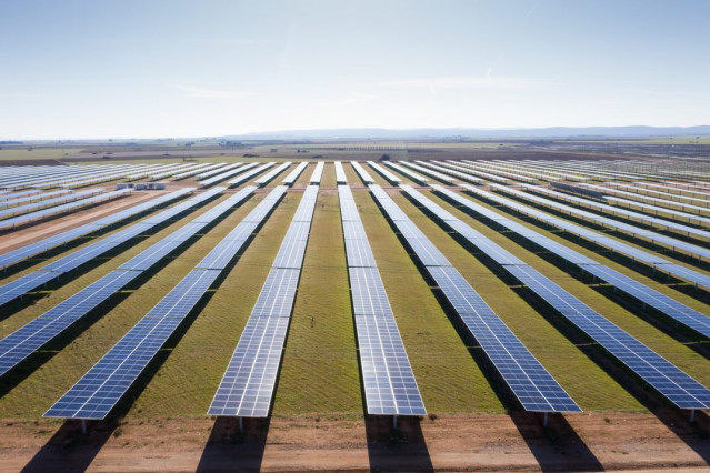 Archivo - Sevilla.- Cox se adjudica el desarrollo de 248 MW renovables en Sevilla para Lightsource bp
