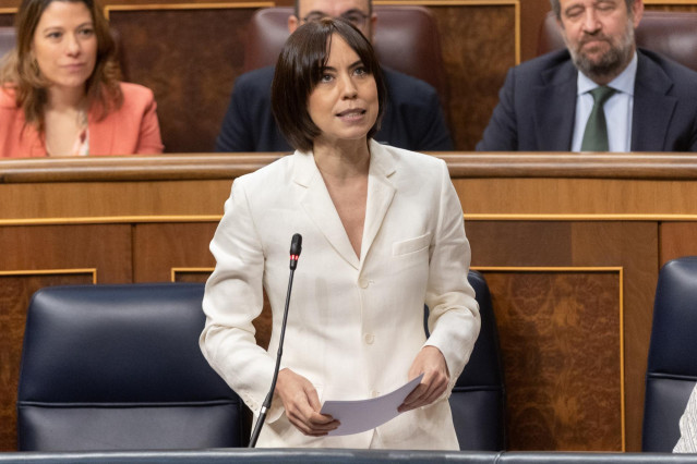 Archivo - La ministra de Ciencia, Innovación y Universidades, Diana Morant, interviene durante una sesión de control, en el Congreso de los Diputados, a 12 de junio de 2024, en Madrid (España).