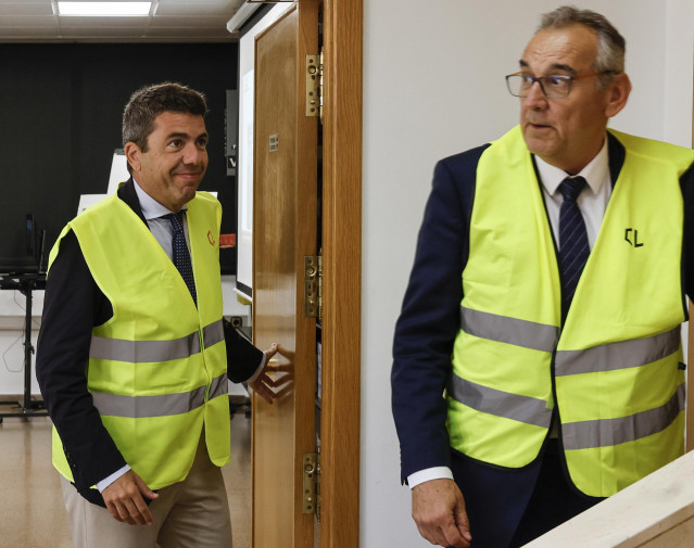 El president de la Generalitat, Carlos Mazón (I), visita las instalaciones de la empresa Cartonajes Levante en Picanya, a 4 de junio de 2025, en Picanya, Valencia.