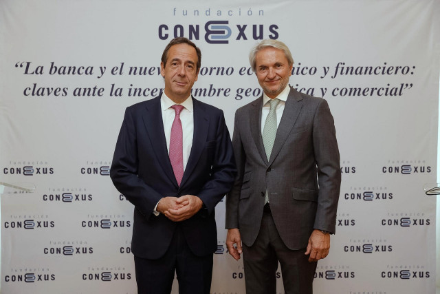 El consejero delegado de CaixaBank, Gonzalo Gortázar  y el presidente de la Fundación Conexus, Manuel Broseta.