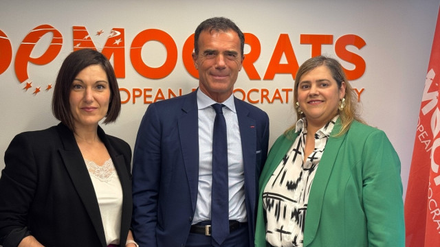 Reunión de Miren Martiarena y Ohiane Agirregoitia (PNV) con el secretario general del PDE, Sandro Gozi, en Bruselas