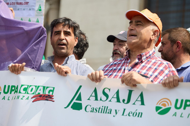 Varias personas durante una concentración de cerealistas de las principales regiones productoras de España, frente al Ministerio de Agricultura, a 4 de junio de 2025, en Madrid (España).