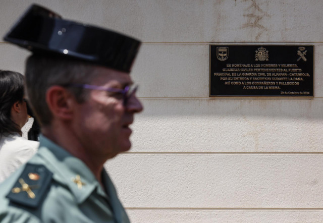 Una placa en memoria a las víctimas de la dana y como reconocimiento a los guardias civiles que actuaron durante la dana