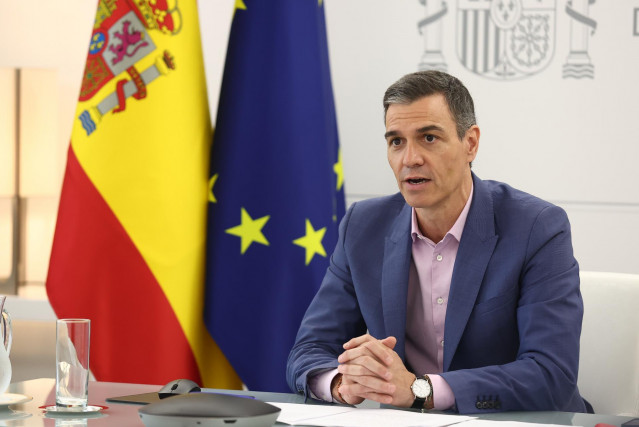 El presidente del Gobierno, Pedro Sánchez, durante la videoconferencia preparatoria a la Cuarta Conferencia Internacional sobre La Financiación para el Desarrollo de Sevilla, el 3 de junio de 2025.