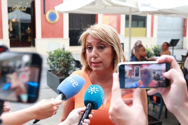Archivo - La expresidenta de la Junta de Andalucía y ex secretaria general del PSOE andaluz Susana Díaz, atiende a los medios en una foto de archivo