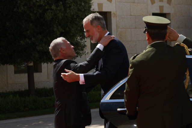 Archivo - El Rey Felipe VI (i)  y el Rey Abdalá II (d), a 6 de octubre de 2024, en Amán (Jordania).