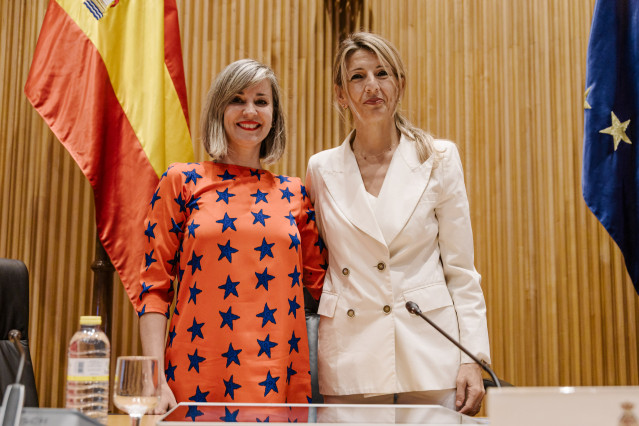 La vicepresidenta segunda y ministra de Trabajo y Economía Social, Yolanda Díaz (D), y la portavoz de Sumar en el Congreso, Verónica Martínez Barbero (I)