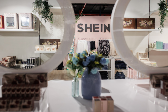 Archivo - Expositores durante la inauguración de la tienda efímera de Shein