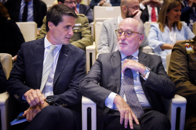 El presidente de Repsol, Antonio Brufau Niubó (d), durante la jornada 'Energía y Geoestrategia’, y el presidente del comité español del consejo mundial de la energía y vicepresidente del club español de la energía (ENERCLUB), Pedro Vasconcelos (i), en el