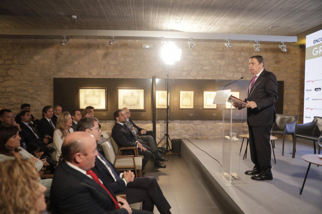 El ministro de Agricultura, Pesca y Alimentación, Luis Planas, durante el encuentro 'Grandes Marcas Españolas' por el centenario de la DOCa Rioja en colaboración con Europa Press, en bodegas Marqués de Murrieta, a 5 de junio de 2025, en Logroño.