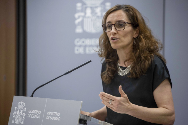 La ministra de Sanidad, Mónica García, durante una rueda de prensa tras una reunión, a 4 de junio de 2025, en Madrid (España).