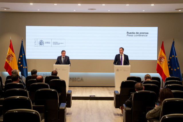 Archivo - El ministro de Agricultura, Pesca y Alimentación, Luis Planas (i) y el comisario europeo de Agricultura y Alimentación, Christophe Hansen (d) en Madrid