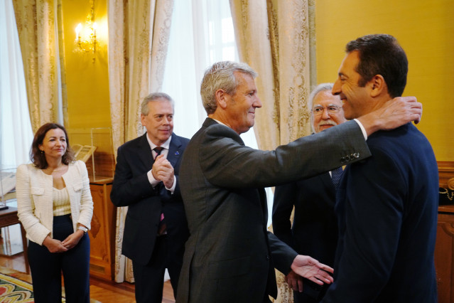 La nueva conselleira do Mar, Marta Villaverde (1i); el presidente de la Xunta de Galicia, Alfonso Rueda (c) y el hasta hoy conselleiro do Mar, Alfonso Villares (1d), durante el acto de su toma de posesión en Pazo de Raxoi, a 5 de junio de 2025, en Santiag
