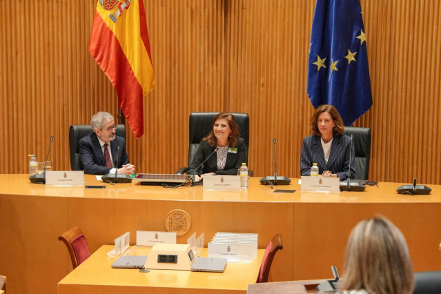 La presidenta de la AEB, Alejandra Kindelán (derecha), el diputado de Sumar Carlos Martín Urriza y la periodista Belén Carreño durante unas jornadas sobre el sector bancario organizadas por Sumar en el Congreso.