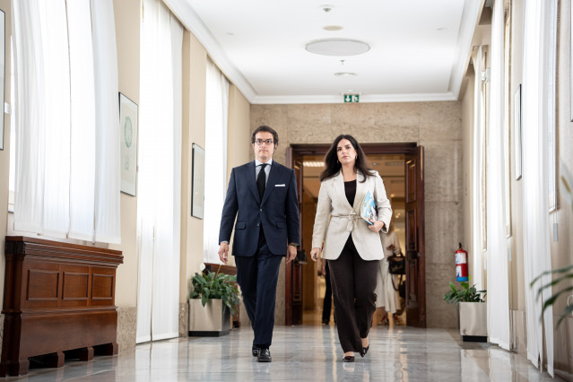El diputado de VOX José María Figaredo y la portavoz de VOX en el Congreso, Pepa Millán, a su llegada a una reunión de la Junta de Portavoces, en el Congreso de los Diputados, a 13 de mayo de 2025, en Madrid (España).