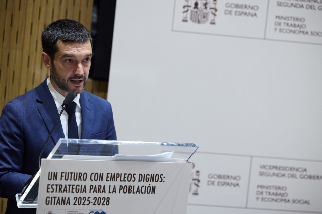 El ministro de Derechos Sociales, Consumo y Agenda 2030, Pablo Bustinduy, durante la clausura del acto “Un futuro con empleos dignos: Estrategia para la población gitana 2025–2028”, a 4 de junio de 2025, en Madrid (España).