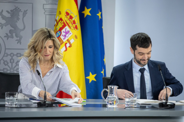 Archivo - La vicepresidenta segunda y ministra de Trabajo, Yolanda Díaz y el ministro de Derechos Sociales, Consumo y Agenda 2030, Pablo Bustinduy.