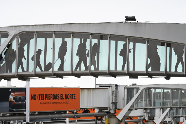 Llegada de pasajeros en un vuelo regular a un aeropuerto en España.