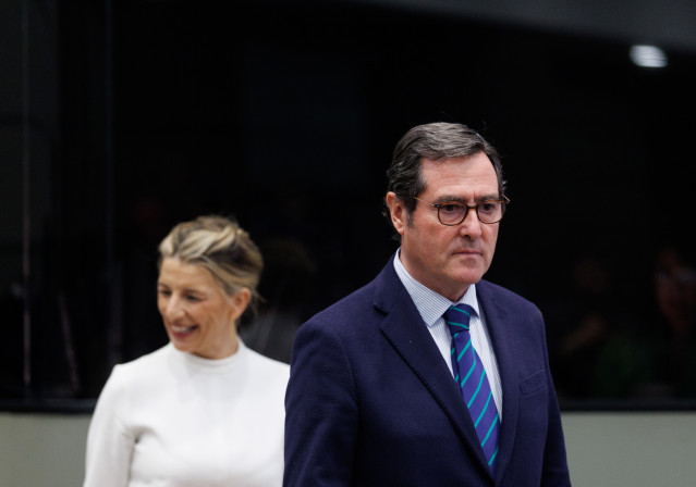 Archivo - l presidente de la CEOE, Antonio Garamendi, con la vicepresidenta segunda y ministra de Trabajo y Economía Social, Yolanda Díaz, al fondo.