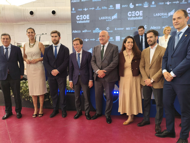 El alcalde de Madrid, José Luis Martínez-Almeida, (cuarto por la izquierda) en el marco de la entrega de los premios CEOE Valladolid.