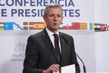 Archivo - El presidente de la Xunta de Galicia, Alfonso Rueda, ofrece una rueda de prensa durante la XXVII Conferencia de Presidentes, en el Palacio de la Magdalena, a 13 de diciembre de 2024, en Sant