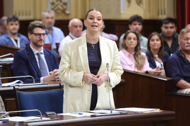 La presidenta de Baleares, Marga Prohens, durante una sesión de control al Govern balear.