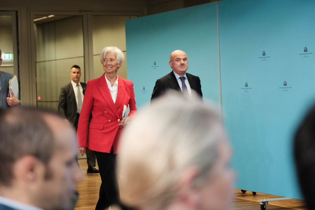 La presidenta del Banco Central Europeo, Christine Lagarde y el vicepresidente del BCE, Luis de Guindos, llegan a una rueda de prensa tras una reunión, a 5 de junio de 2025, en Frankfurt (Alemania). El Consejo de Gobierno del Banco Central Europeo (BCE) h