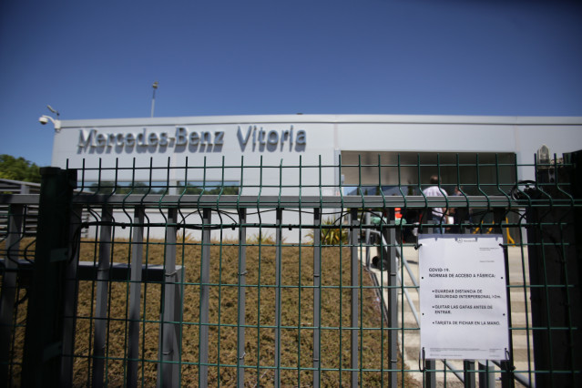 Archivo - Fachada de la planta de Mercedes-Benz de Vitoria