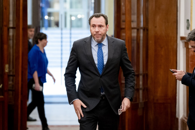 El ministro de Transportes y Movilidad Sostenible, Óscar Puente, a su salida de una sesión plenaria en el Congreso de los Diputados, a 6 de mayo de 2025, en Madrid (España).