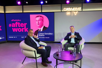 El director de 'El Periódico', Albert Sáez, y el consejero delegado de Banco Sabadell, César González-Bueno.