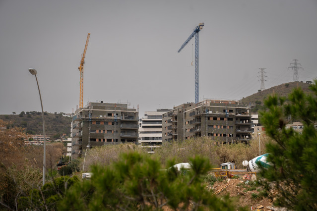 Archivo - Viviendas en construcción en Barcelona (Cataluña)