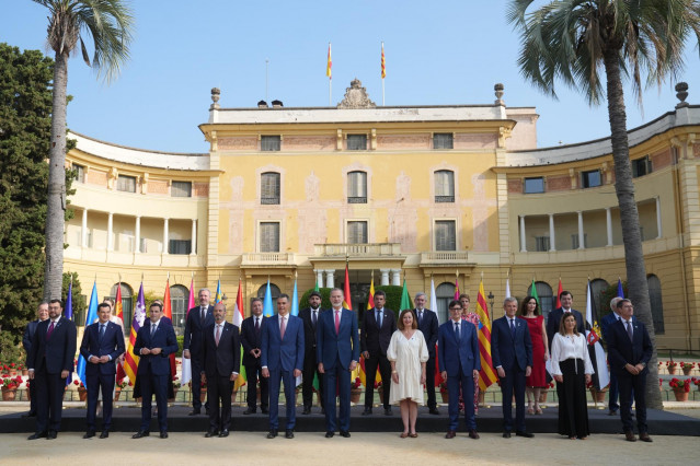 Foto de familia de la XXVII Conferencia de Presidentes, presidida por el Rey, el presidente Pedro Sánchez, y el presidente de la Generalitat, Salvador Illa, en el Palau de Pedralbes de Barcelona.