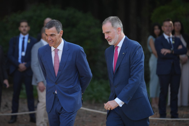 El presidente del Gobierno, Pedro Sánchez (i) y el Rey Felipe VI (d), llegan a la XXVIII Conferencia de Presidentes, en Palau de Pedralbes de Barcelona, a 6 de junio de 2025, en Barcelona, Catalunya (España).