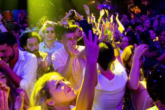 Archivo - Decenas de personas asisten a la fiesta Flower Power en la discoteca Pacha Ibiza,