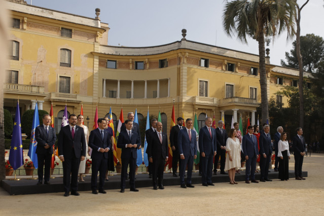 Foto de familia de las autoridades asistentes a la XXVIII Conferencia de Presidentes, en Palau de Pedralbes de Barcelona, a 6 de junio de 2025, en Barcelona, Catalunya (España).