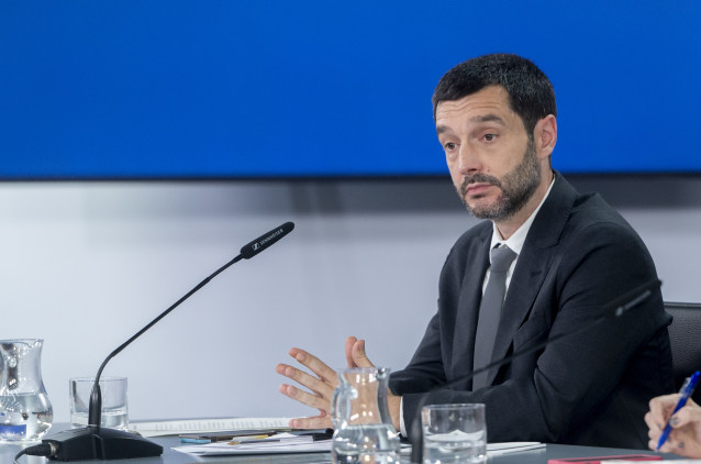El ministro de Derechos Sociales, Consumo y Agenda 2030, Pablo Bustinduy, durante la rueda de prensa posterior al Consejo de Ministros, en el Complejo de la Moncloa, a 27 de mayo de 2025, en Madrid (España).