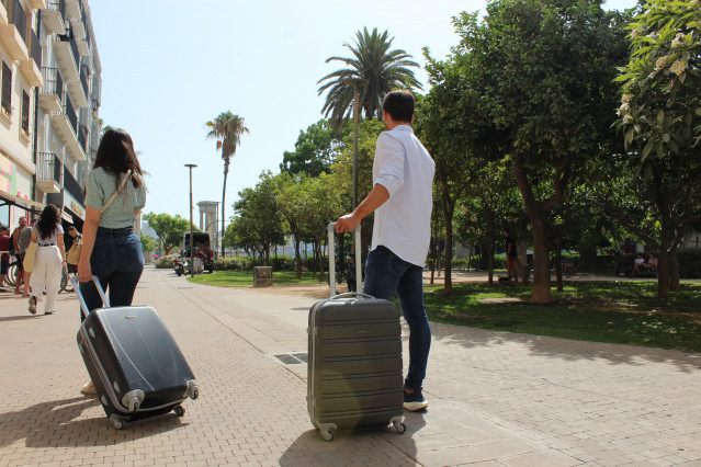 Archivo - Turistas con maletas.