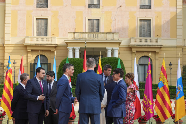 El presidente del Gobierno, Pedro Sánchez (i) y el Rey Felipe VI (c), tras la foto de familia de las autoridades asistentes a la XXVIII Conferencia de Presidentes, en Palau de Pedralbes de Barcelona, a 6 de junio de 2025, en Barcelona.