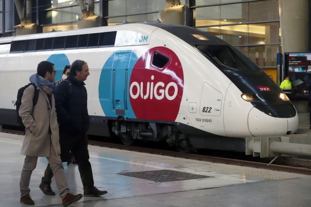 Archivo - El nuevo tren de alta velocidad Ouigo a su llegada a la estación María Zambrano