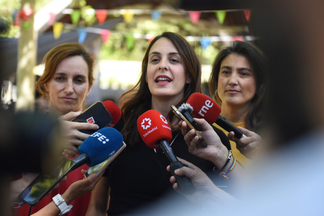 La portavoz de Más Madrid en el Ayuntamiento, Rita Maestre, ofrece declaraciones a los medios antes de la verbena de Más Madrid bajo el nombre de “La Madrileña 2025”, en el Auditorio del Parque Paraíso, a 24 de mayo de 2025, en Madrid (España).