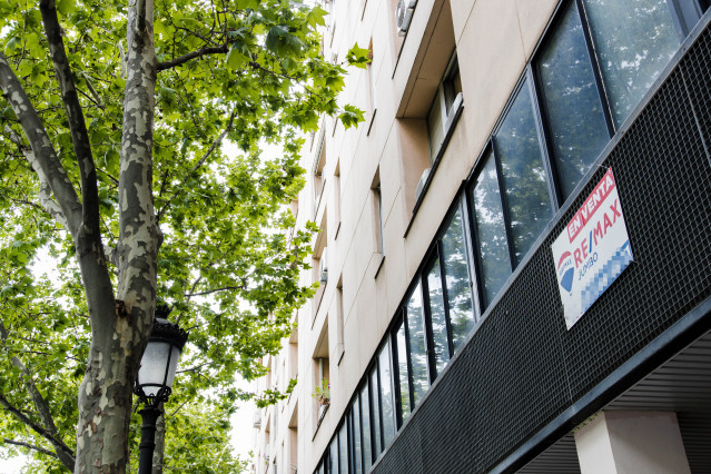 Archivo - Un cartel de 'En venta' de una inmobiliaria, en un portal del distrito de Embajadores, a 14 de abril de 2023, en Madrid (España).