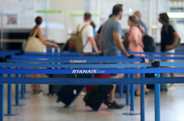 Archivo - Turistas hacen colas en los puestos de embarque de Ryanair, en el Aeropuerto Costa del Sol.